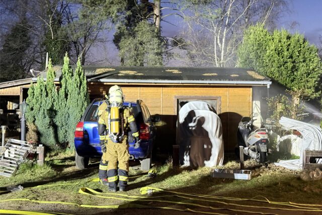 Feuerwehr vor Hütte auf Campingplatz