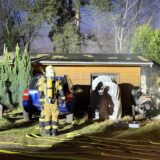 Feuerwehr vor Hütte auf Campingplatz