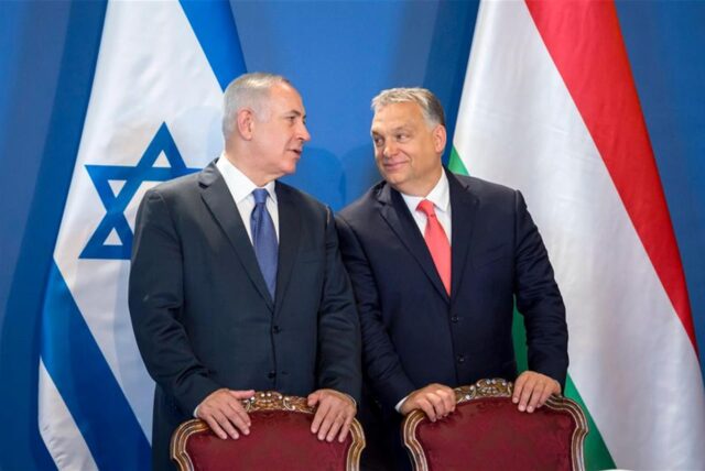 Der israelische Regierungschef Benjamin Netanjahu (l.) und sein ungarischer Amtskollege Viktor Orbán unterhalten sich bei einer Unterzeichnungszeremonie im Parlamentsgebäude.