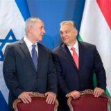 Der israelische Regierungschef Benjamin Netanjahu (l.) und sein ungarischer Amtskollege Viktor Orbán unterhalten sich bei einer Unterzeichnungszeremonie im Parlamentsgebäude.