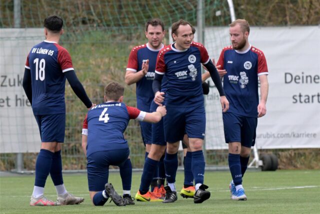 Spieler des BV Lünen klatschen sich ab.