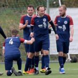 Spieler des BV Lünen klatschen sich ab.