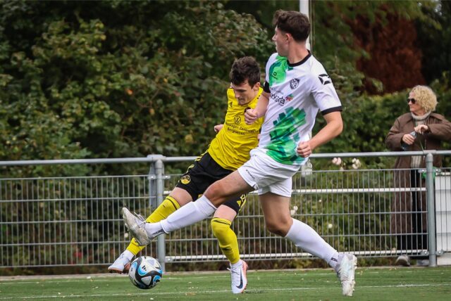 Ein Spieler von Kaiserau schießt den Ball.