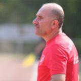 Semistan Tikici steht am Spielfeldrand.