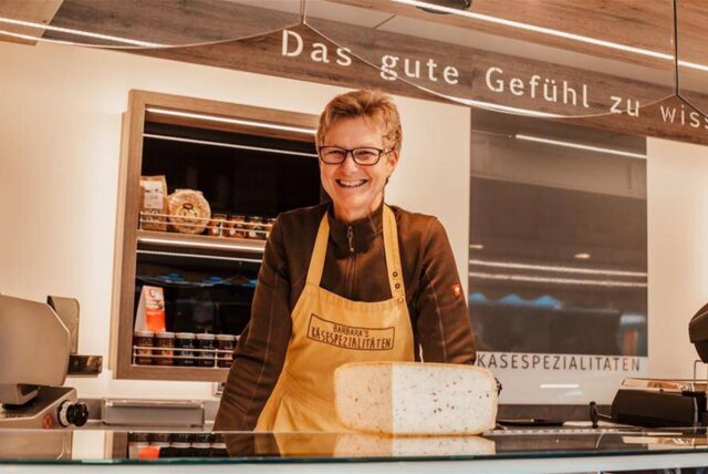 Barbara Otto am Käsestand