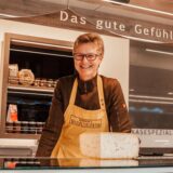 Barbara Otto am Käsestand