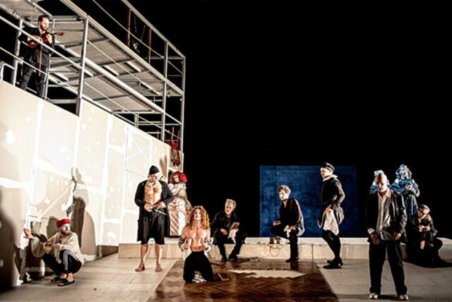 Theateraufführung bei der Ruhrtriennale 2024.