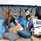 Altpapier- und Altkleiderspenden werden in einen Großcontainer umgeladen.