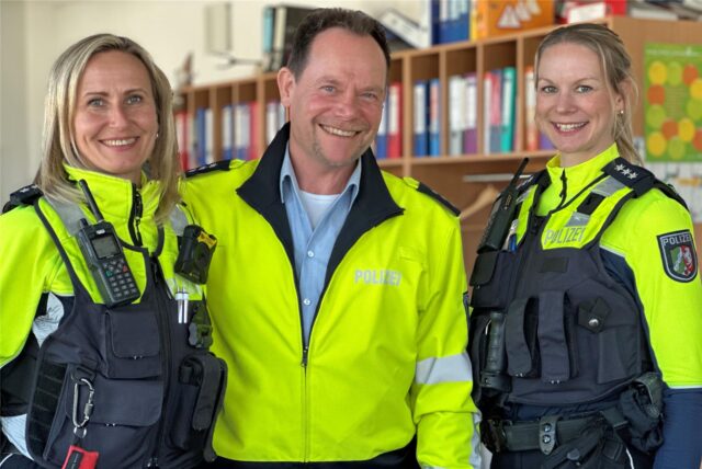 Polizeihauptkommissar Andreas Schlüter mit seinen Nachfolgerinnen, den Polizeihauptkommissarinnen Renate Wesendonk (links) und Deborah Schuster.