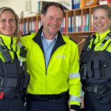 Polizeihauptkommissar Andreas Schlüter mit seinen Nachfolgerinnen, den Polizeihauptkommissarinnen Renate Wesendonk (links) und Deborah Schuster.
