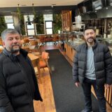 Bülent (links) und Riza Sahin stehen im Restaurant Sultans am Königsborner Tor in Unna.