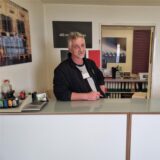Oliver Schütte steht hinter einem Bedientresen in seiner Firma Schilder-Team in Unna.