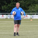 Philip Grenigloh hält zwei Fußbälle unterm Arm fest.