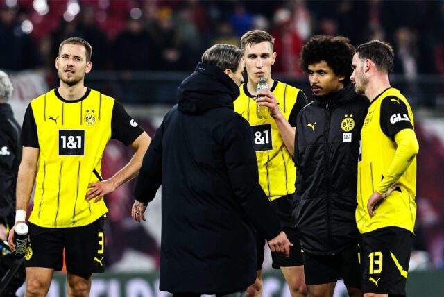 Niko Kovac spricht mit Karim Adeyemi.