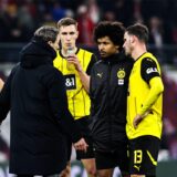 Niko Kovac spricht mit Karim Adeyemi.