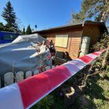 Flatterband der Polizei vor einem Blockhaus.