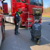 Mehrere Polizisten vermessen Schaden an einem Lkw an der Unfallstelle in Herten, Ausfahrt der A2.
