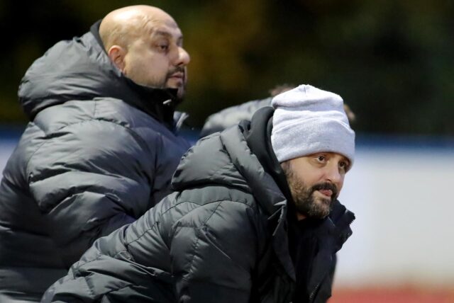 Giovanni Schiattarella (vorne) und Reza Hassani sitzen auf Stühlen.