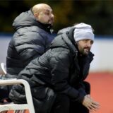 Giovanni Schiattarella (vorne) und Reza Hassani sitzen auf Stühlen.