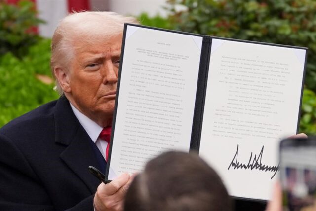 US-Präsident Donald Trump hält eine unterzeichnete Anordnung während einer Veranstaltung zur Ankündigung neuer Zölle im Rosengarten des Weißen Hauses.
