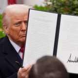 US-Präsident Donald Trump hält eine unterzeichnete Anordnung während einer Veranstaltung zur Ankündigung neuer Zölle im Rosengarten des Weißen Hauses.