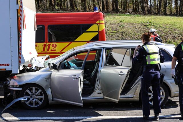 Nach einem Auffahrunfall steht ein Auto auf der A1 bei Gevelsberg, die kaputte Front ist unter einen Lkw gedrückt.