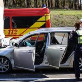 Nach einem Auffahrunfall steht ein Auto auf der A1 bei Gevelsberg, die kaputte Front ist unter einen Lkw gedrückt.