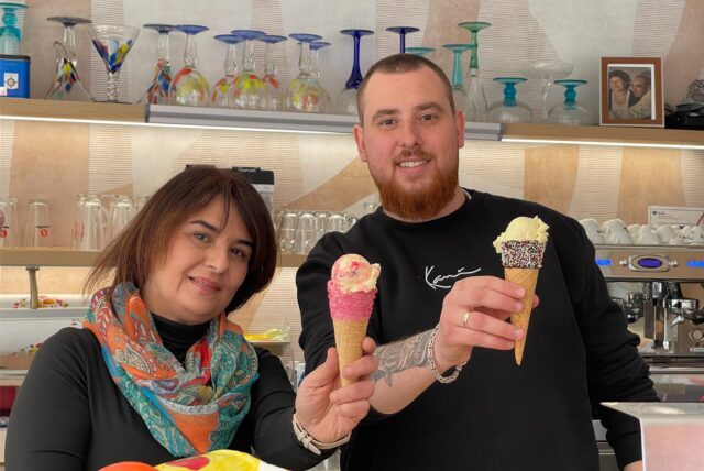 Anna Coppolaund Sohn Cosimo De Vittorio präsentieren die neue Eiswaffel.