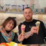 Anna Coppolaund Sohn Cosimo De Vittorio präsentieren die neue Eiswaffel.