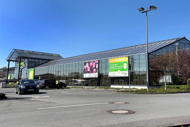 Das Gartencenter Augsburg in Schwerte, davor stehen Autos auf dem Parkplatz.