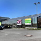 Das Gartencenter Augsburg in Schwerte, davor stehen Autos auf dem Parkplatz.