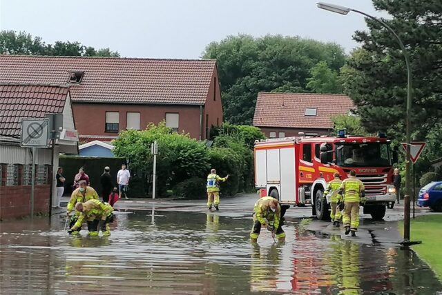 Die Feuerwehr kämpft gegen das Hochwasser.