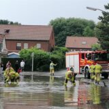 Die Feuerwehr kämpft gegen das Hochwasser.