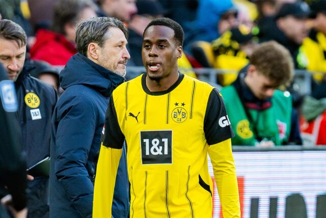 Jamie Gittens geht nach seiner Auswechslung an Niko Kovac vorbei.