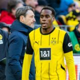 Jamie Gittens geht nach seiner Auswechslung an Niko Kovac vorbei.