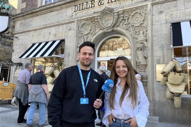 Viktoria Schröder, Filialleiterin von „Dille & Kamille“ in Dortmund, steht neben Reporter Martin Bytomski vor dem Ritterhaus am Ostenhellweg.