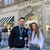 Viktoria Schröder, Filialleiterin von „Dille & Kamille“ in Dortmund, steht neben Reporter Martin Bytomski vor dem Ritterhaus am Ostenhellweg.