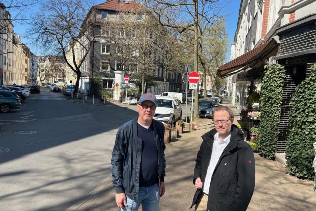 DEW21-Sprecher Ole Lünnemann und DONETZ-Projektplaner Dennis Unger an der Düsseldorfer Straße in Dortmund.
