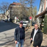 DEW21-Sprecher Ole Lünnemann und DONETZ-Projektplaner Dennis Unger an der Düsseldorfer Straße in Dortmund.
