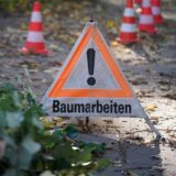„Baumarbeiten“ steht auf einem Hinweisschild.