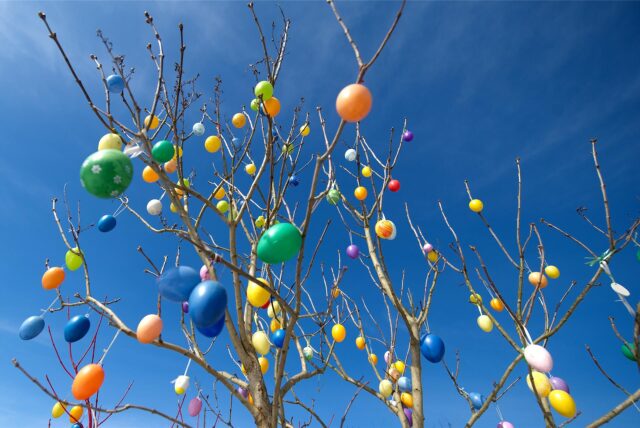 Bunte Ostereier hängen an einem Baum