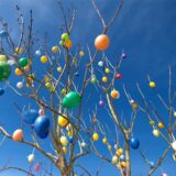 Bunte Ostereier hängen an einem Baum