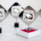 Mehrere Trophäen zum Grimme-Preis stehen in einer Juwelierwerkstatt.