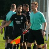 Ein Eintracht-Spieler spricht mit dem Linienrichter.