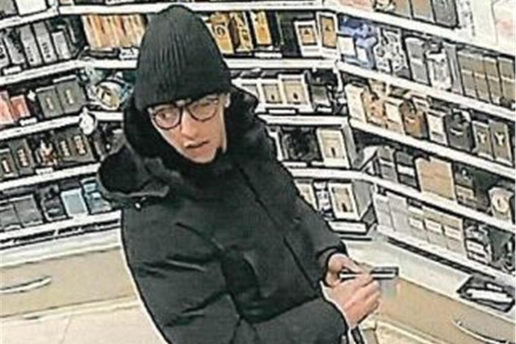 Ein Mann steht in einer Parfümerie, in der er einen Diebstahl begangen haben soll. Ein Mann steht in einer Parfümerie, in der er einen Diebstahl begangen haben soll.