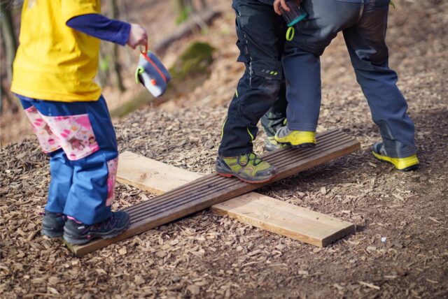 Spielende Kita-Kinder im Freien.
