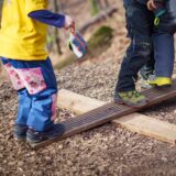 Spielende Kita-Kinder im Freien.