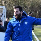 Mehmet Kara steht neben der Bank des VfL Kamen und gestikuliert