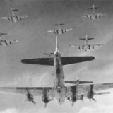 B-17-Bomber der 398. Bomberstaffel beim Angriff auf Neumünster am 13. April 1945. Solche Maschinen warfen ihre tödliche Last am 19. September 1944 auf das Heereszeugamt in Unna – zu sehen auf einem Aufklärungsfoto am 23. März 1945, als es einen weiteren Angriff gab.