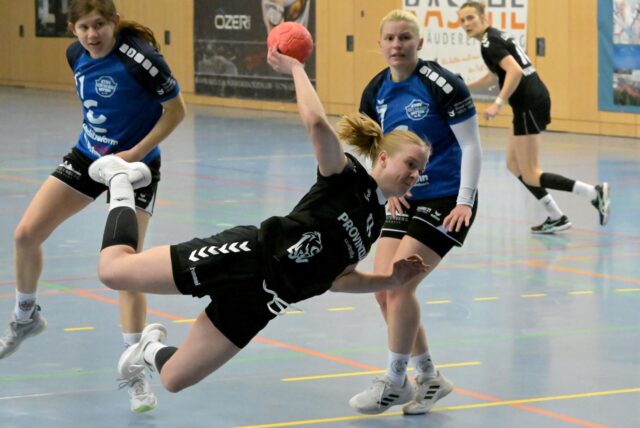 Katja Lohölter vom Lüner SV Handball wirft.